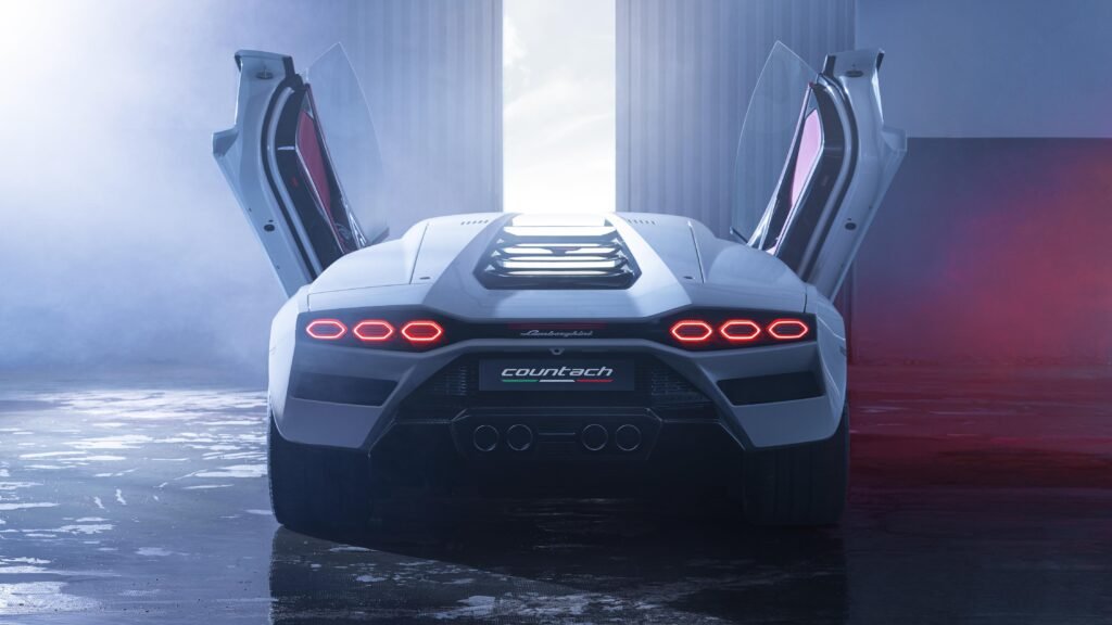 Lamborghini Countach LPI 800-4 scissor door