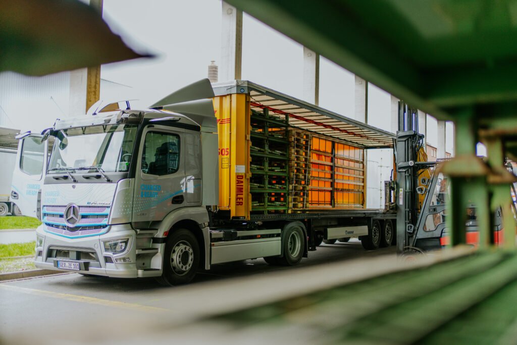 DHL Freight testet neue E-Sattelzugmaschine von Mercedes-Benz: CO2-neutraler Lieferverkehr in das Werk KasselDHL Freight tests new Mercedes-Benz electric semitrailer truck: CO2-neutral delivery transportation to the Kassel plant