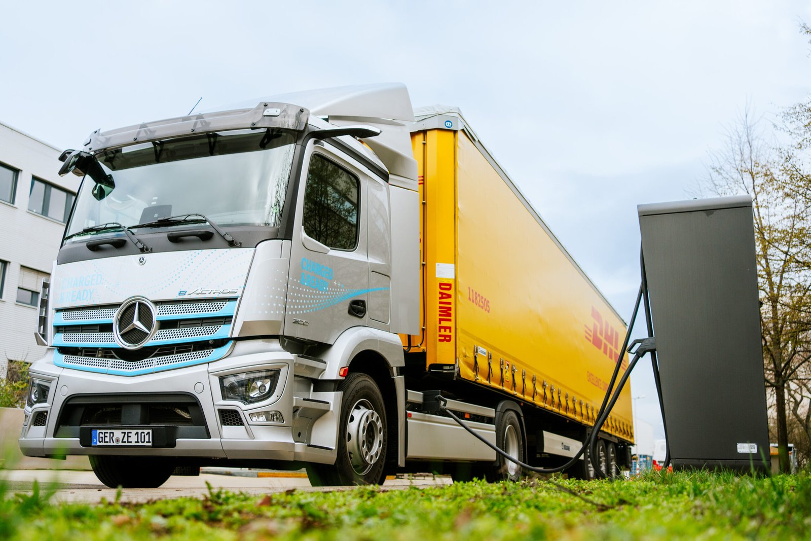 DHL Freight testet neue E-Sattelzugmaschine von Mercedes-Benz: CO2-neutraler Lieferverkehr in das Werk KasselDHL Freight tests new Mercedes-Benz electric semitrailer truck: CO2-neutral delivery transportation to the Kassel plant