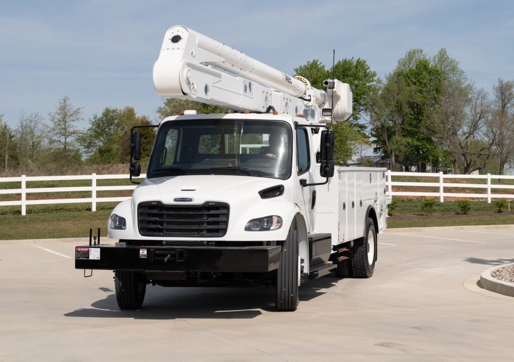 Daimler Truck unveils new Freightliner eM2 electric truck in North American market 2 Freightliner eM2