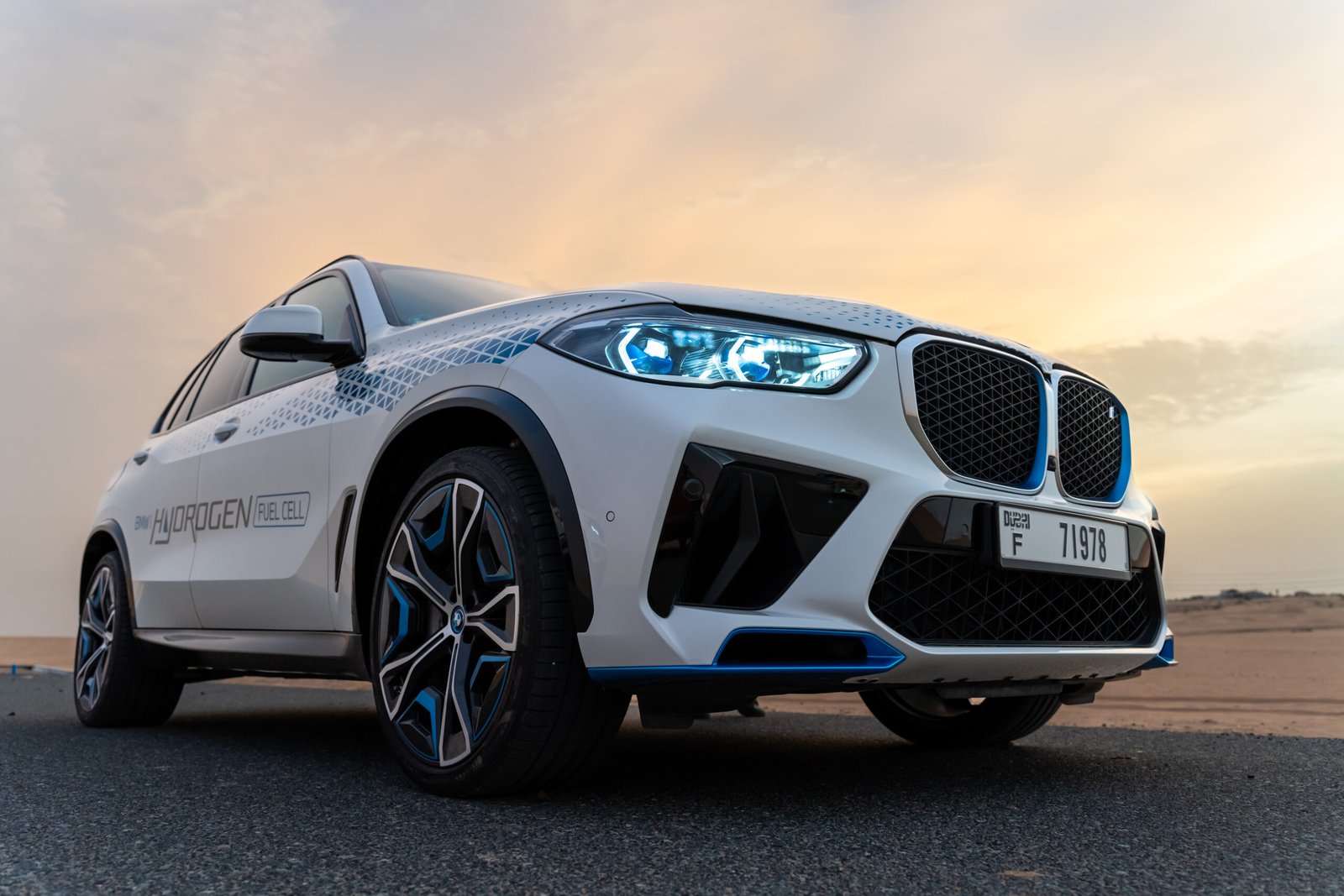 www.vandi4u.com BMW iX45 Hydrogen undergoes extreme test drives in the Dubai deserts scaled