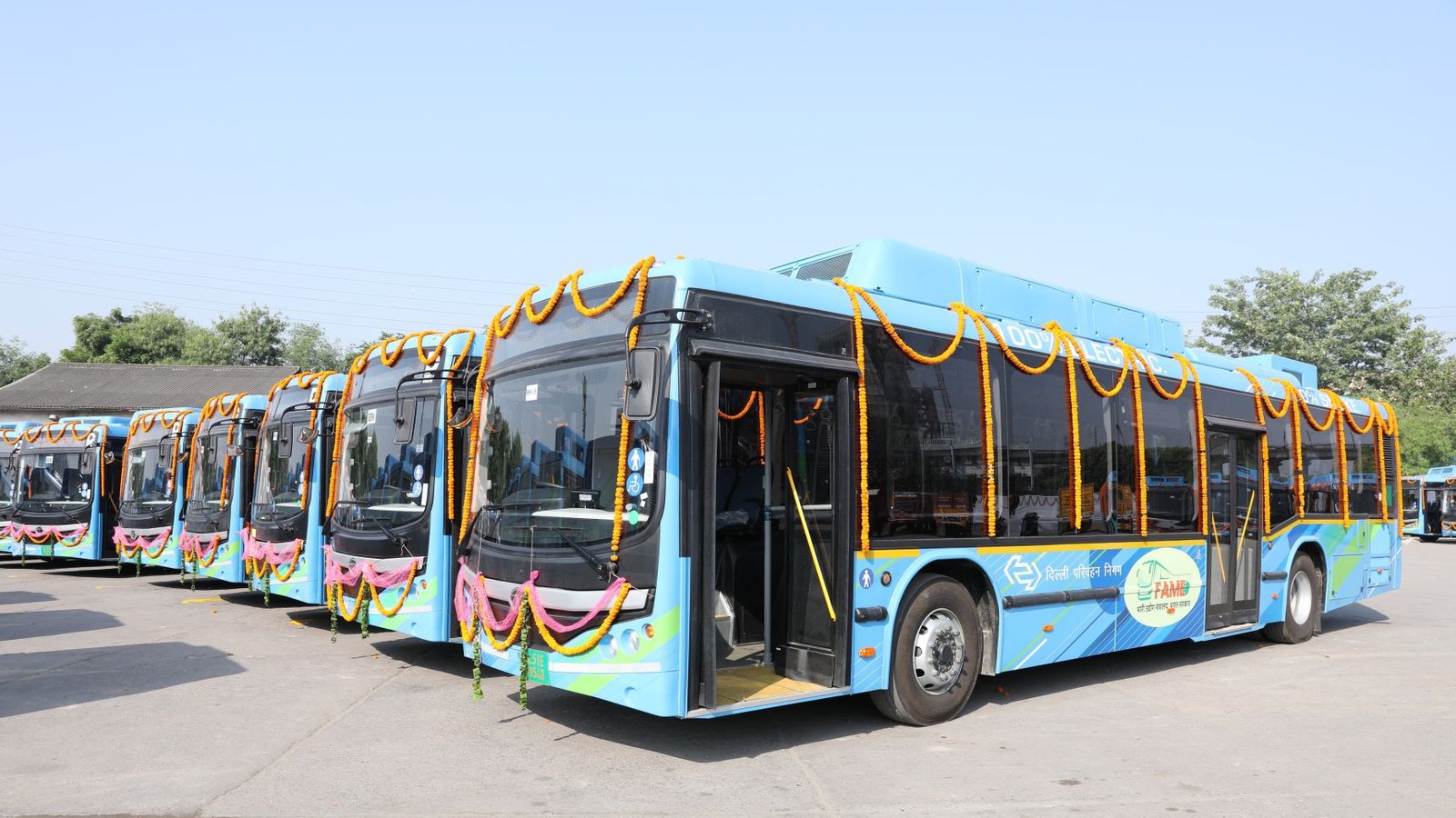 www.vandi4u.com Tata Motors delivers 400 Starbus EVs Delhi Transport Corporation DTC