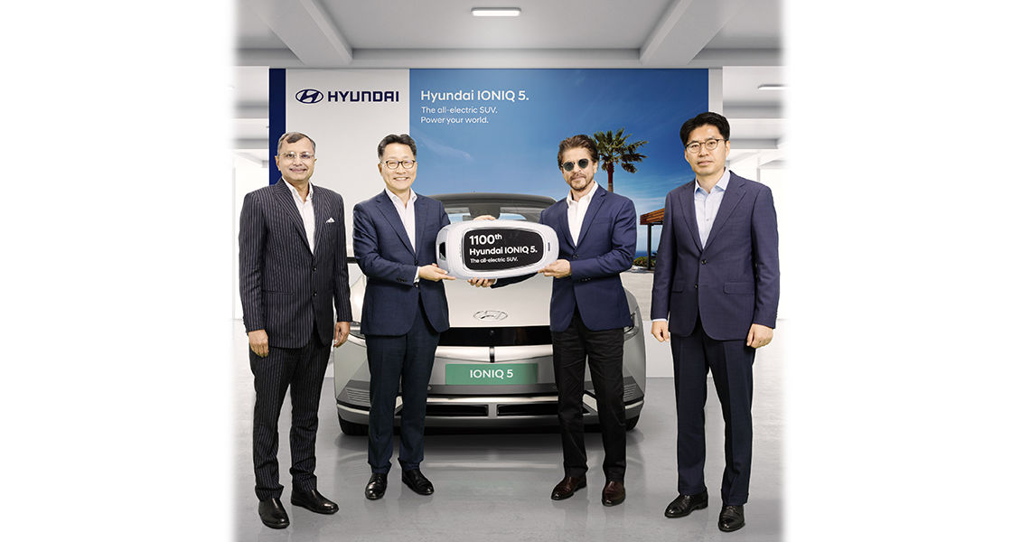 www.vandi4u.com Hyundai Motor India delivers 1100th unit of Hyundai IONIQ 5 to Shah Rukh Khan