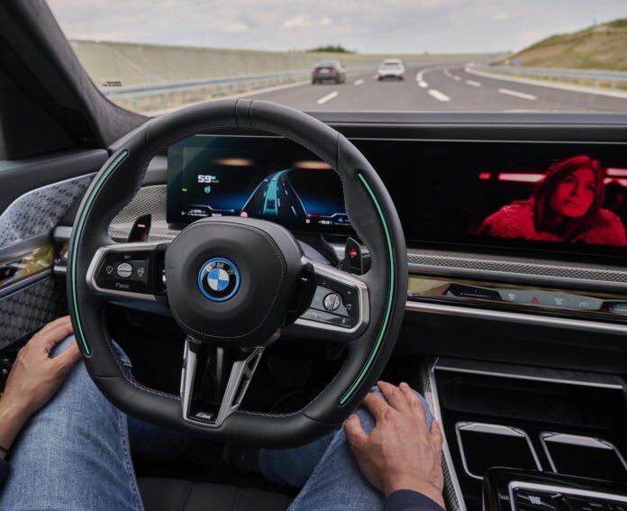 BMW becomes the world's first car maker to receive approval for the combination of Level 2 and Level 3 driving assistance system