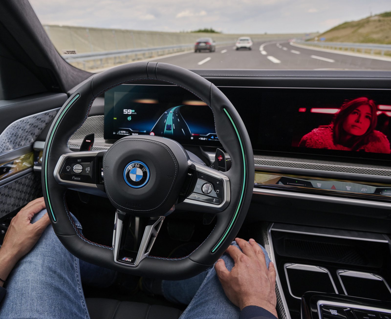 BMW becomes the world's first car maker to receive approval for the combination of Level 2 and Level 3 driving assistance system