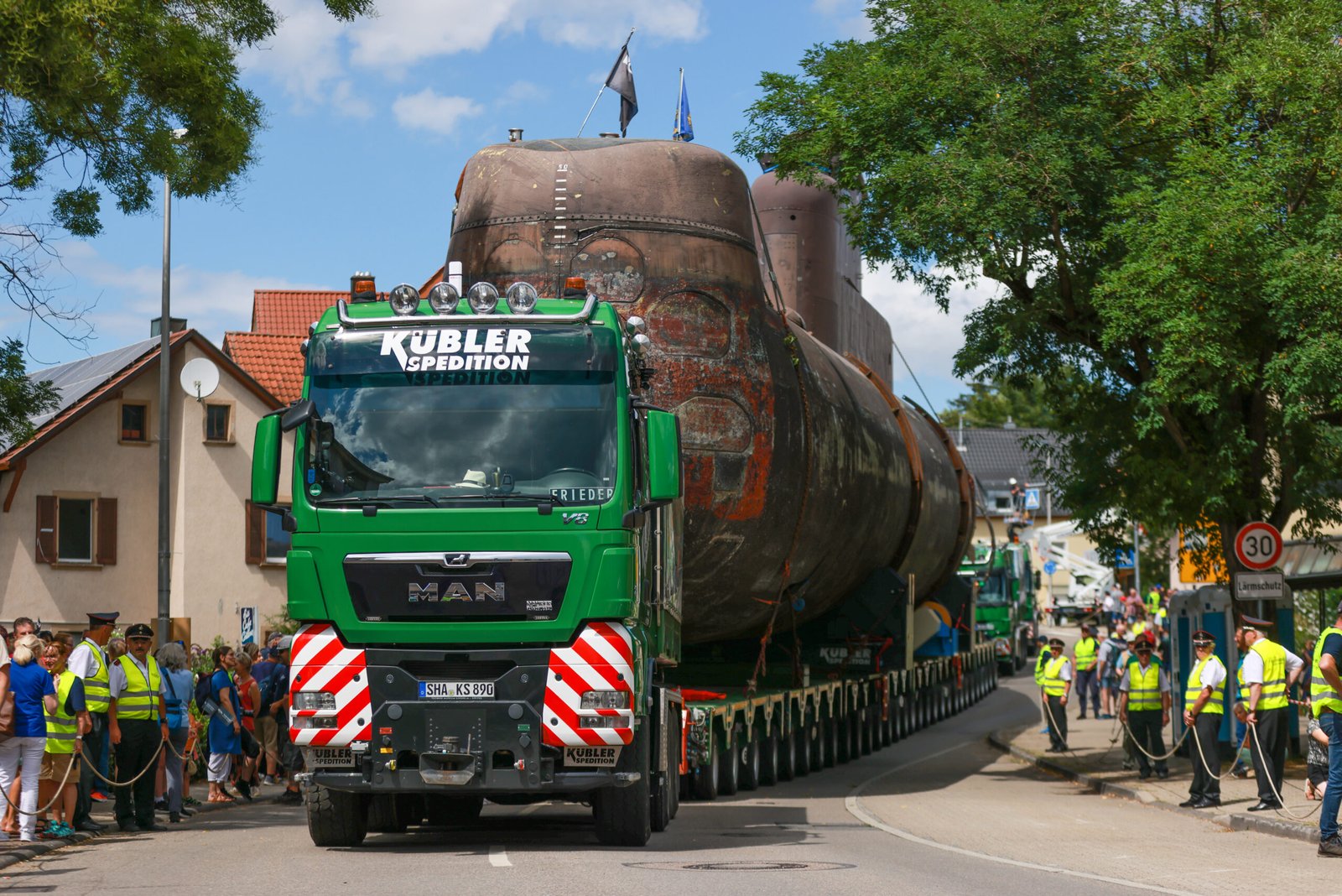 MAN TGX 41.680 8x6 hauls 300 tonne German Navy's U 17 Submarine