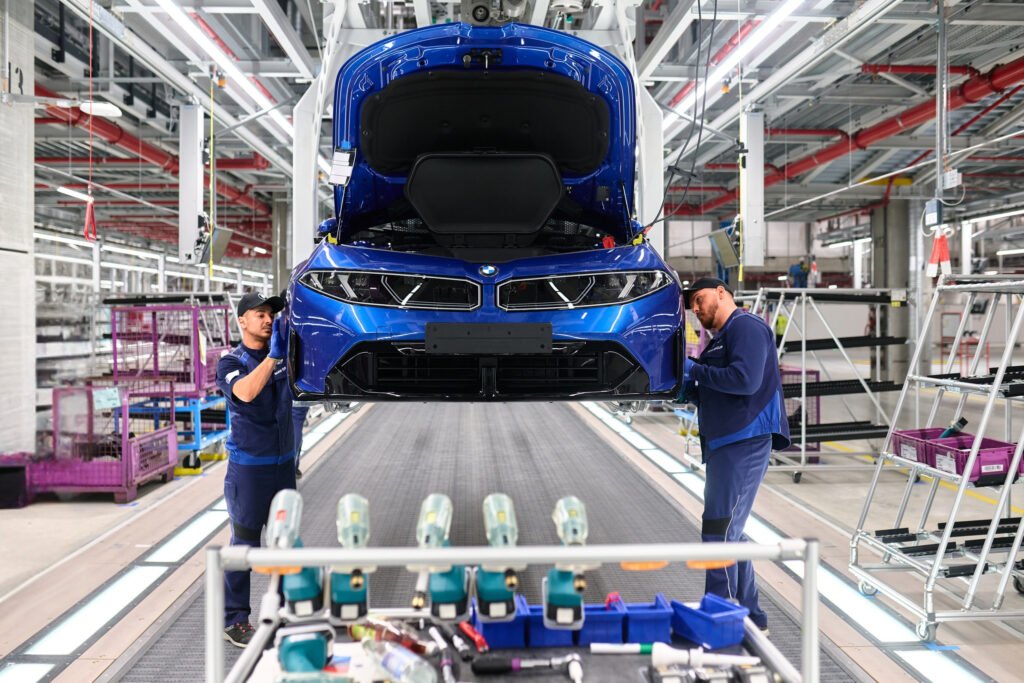 BMW to invest around two billion euros in the production of the new BMW 3 Series in Germany 6 BMW to invest around two billion euros in the production of the new BMW 3 Series in Germany | Vandi4u